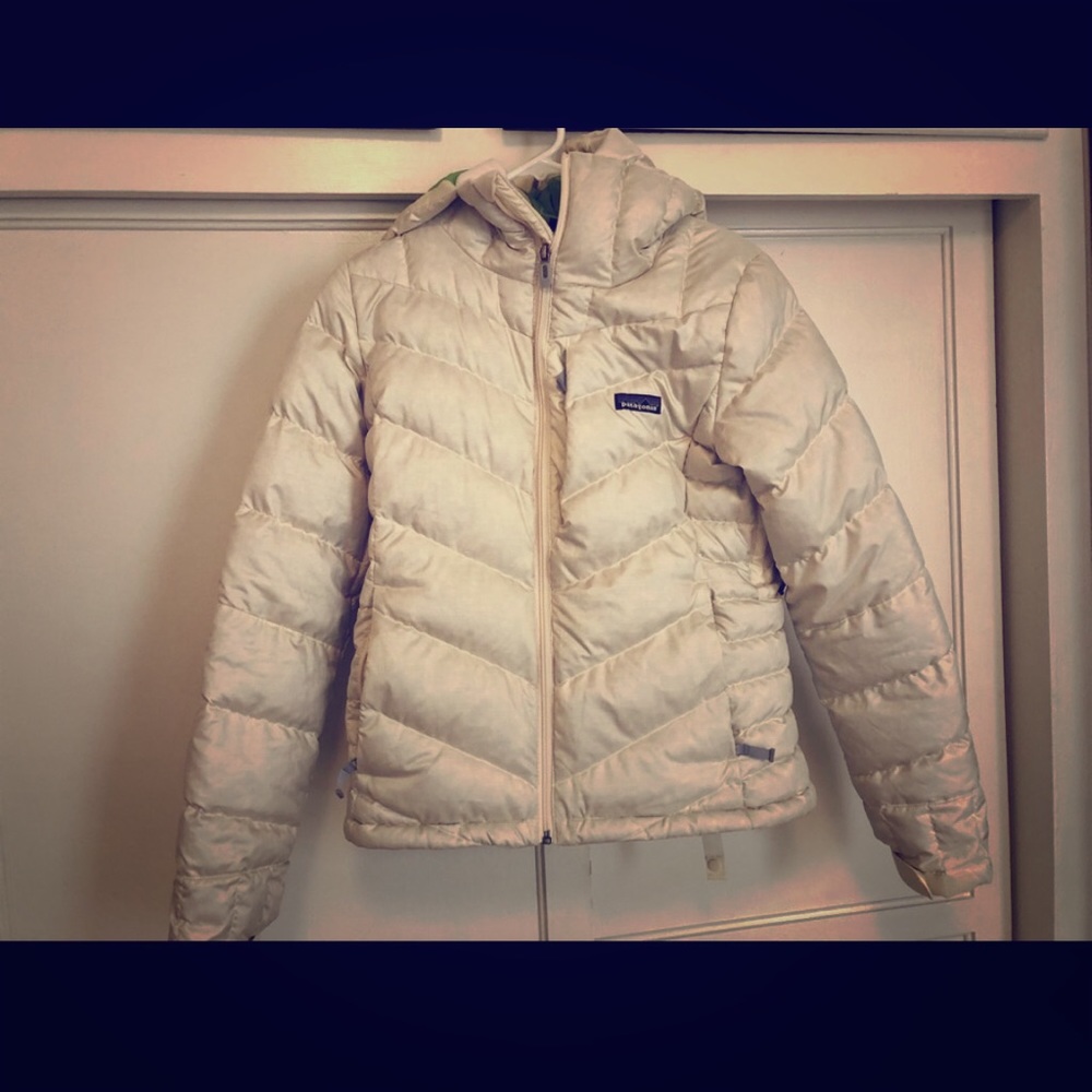 Patagonia puffy ski jacket; off-white